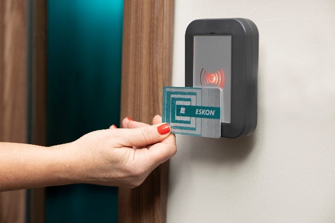 2022_12_02_adam ruka s kartou se identifikuje na externí anténě