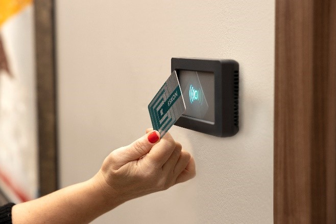 2022_12_02_eda ruka s kartou se identifikuje na externí anténě